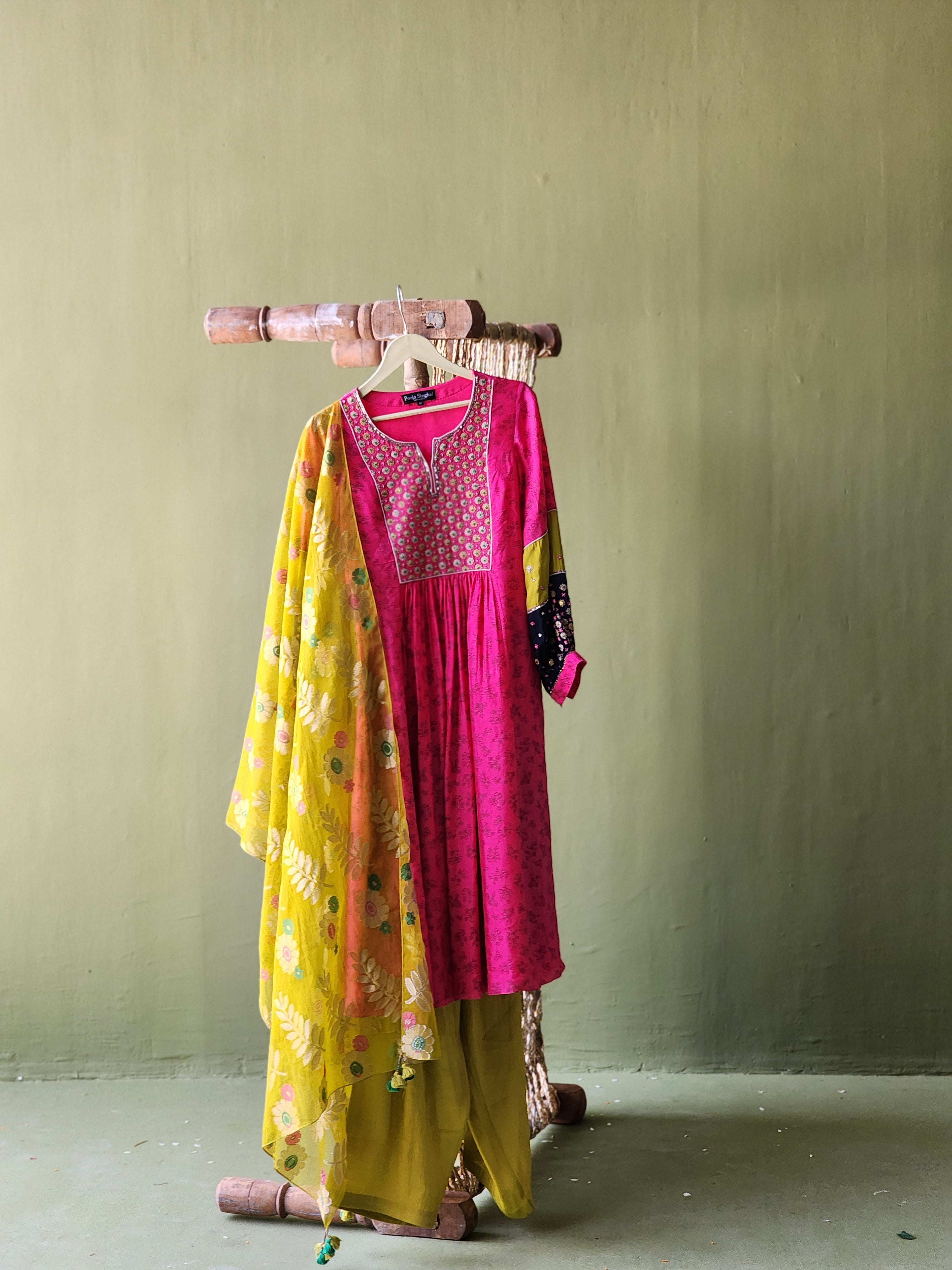 Kurta with print with color block sleeves, Tissue pants and Handwoven Banarasi tissue net dupatta