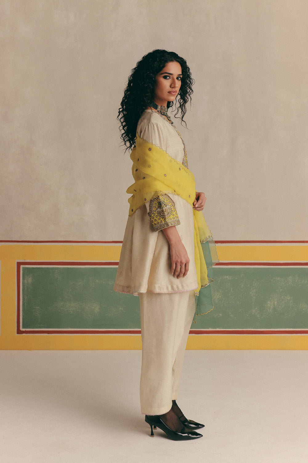 Chidiya Banarsi Embroidered Kurta with pants and Organza color block dupatta