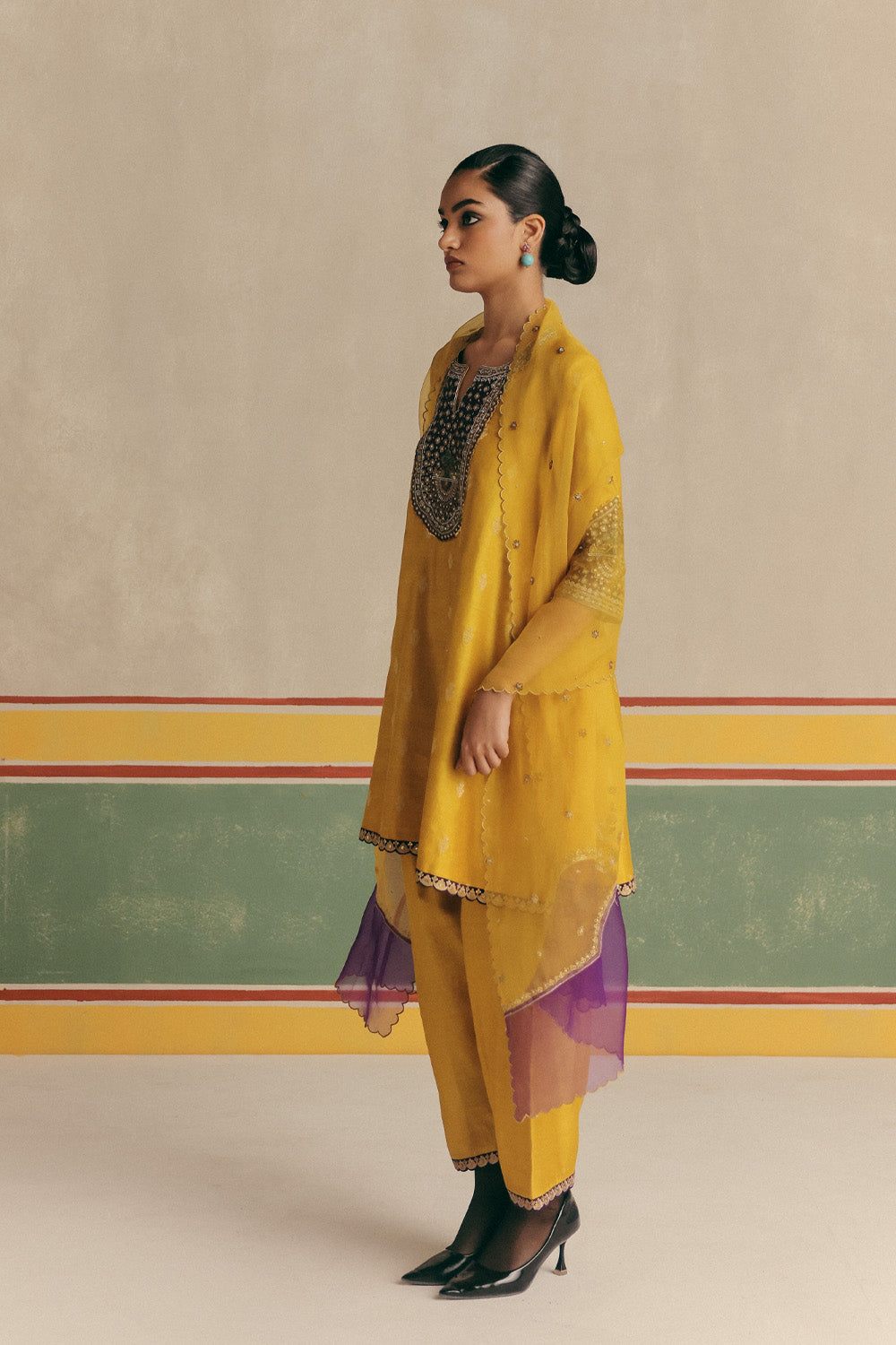 Chidiya Banarsi Embroidered Kurta with pants and Organza color block dupatta with embroidery