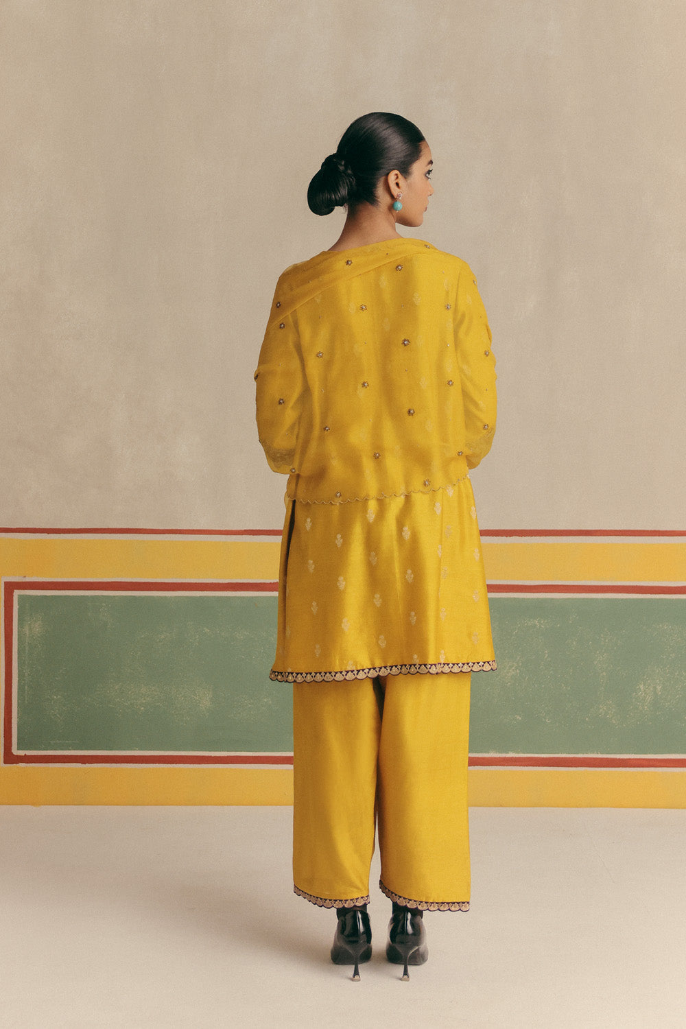Chidiya Banarsi Embroidered Kurta with pants and Organza color block dupatta with embroidery