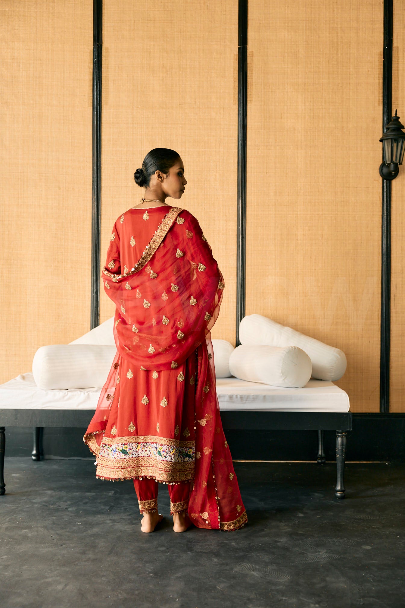 Classic kurta set for the wardrobe with embroidery