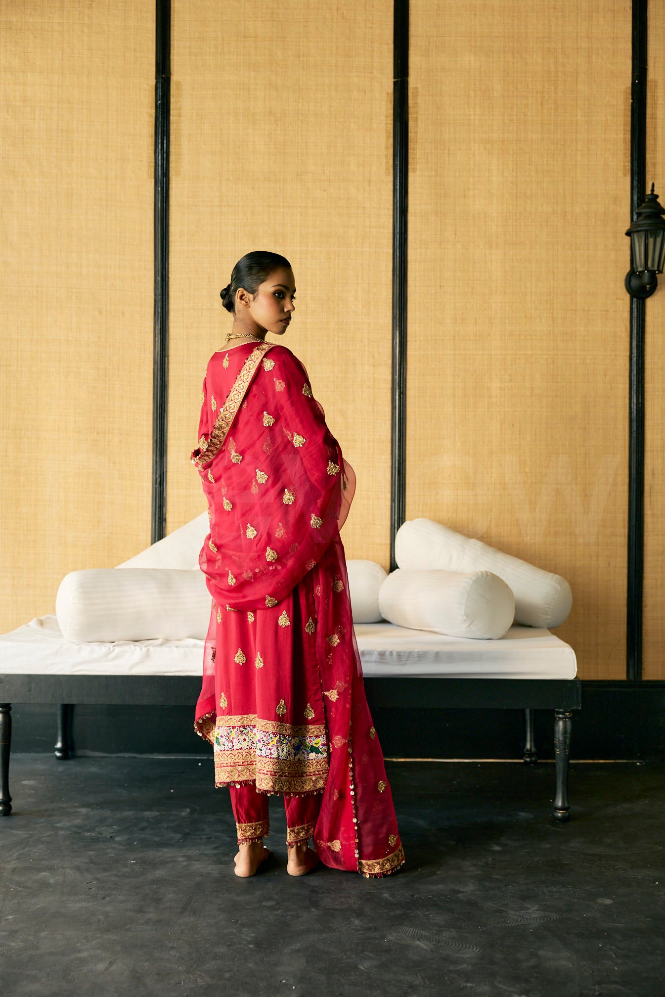 Classic kurta set for the wardrobe with embroidery