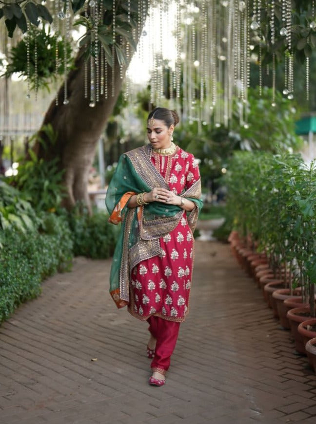 Red Embroidered kurta with Pants &  Green Dupatta